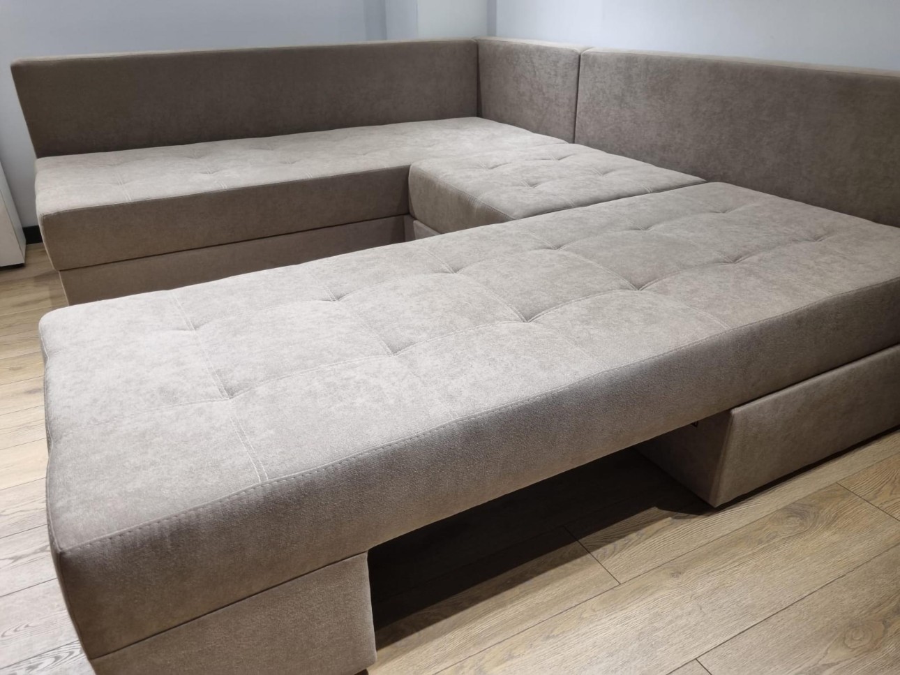 Colțar extensibil AMSTERDAM, ladă de depozitare, mecanismul de extindere foarfece, 2950x2150x840 mm, spațiu de dormit 1600x2000 mm.