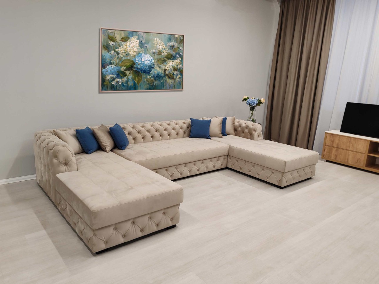 Современный диван с элементами Capitone