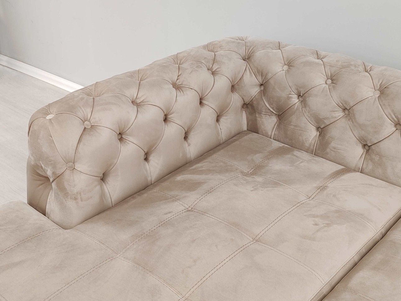 Современный диван с элементами Capitone