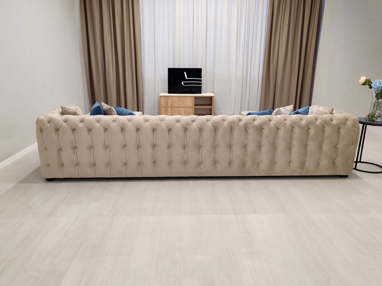 Современный диван с элементами Capitone