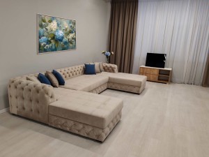 Современный диван с элементами Capitone