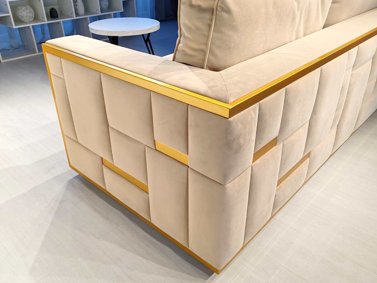 Eleganță Pariziană – Canapeaua "Golden Touch"