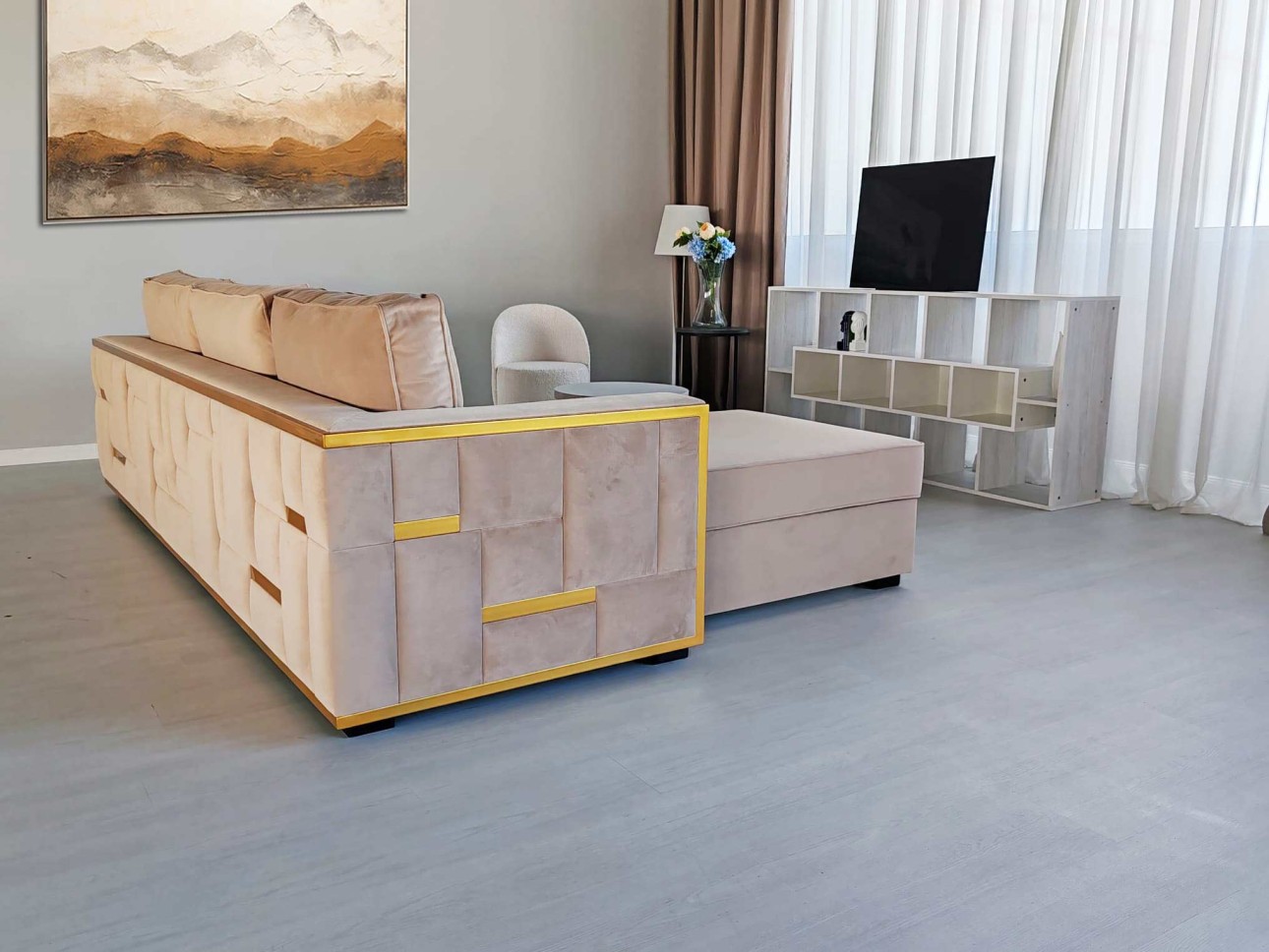 Eleganță Pariziană – Canapeaua "Golden Touch"