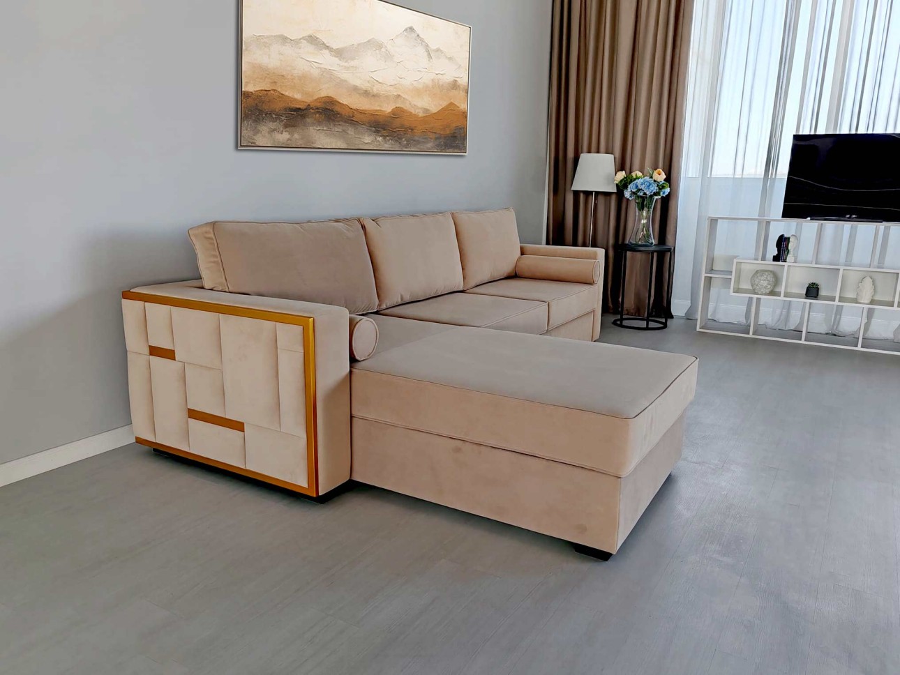 Eleganță Pariziană – Canapeaua "Golden Touch"