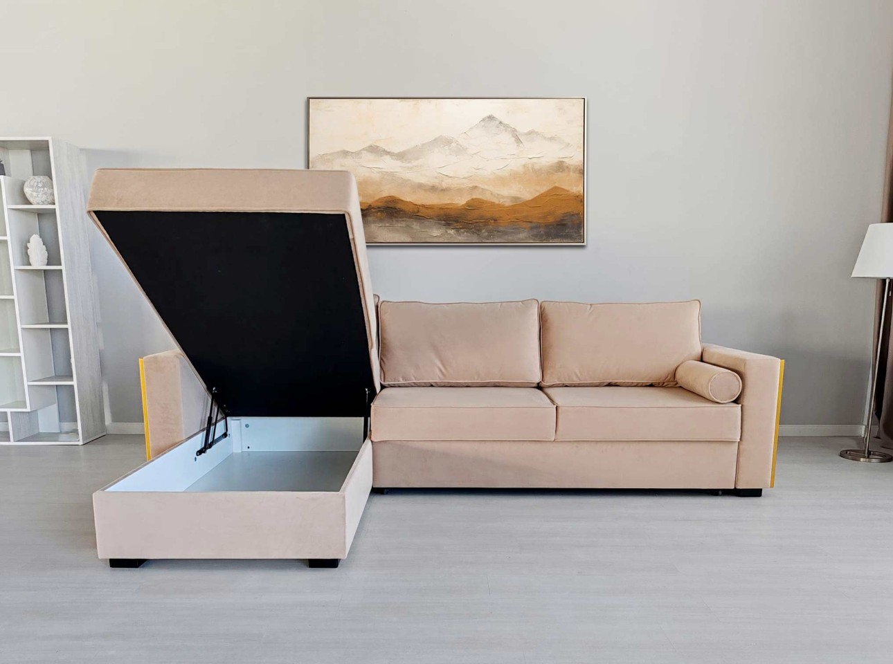 Eleganță Pariziană – Canapeaua "Golden Touch"