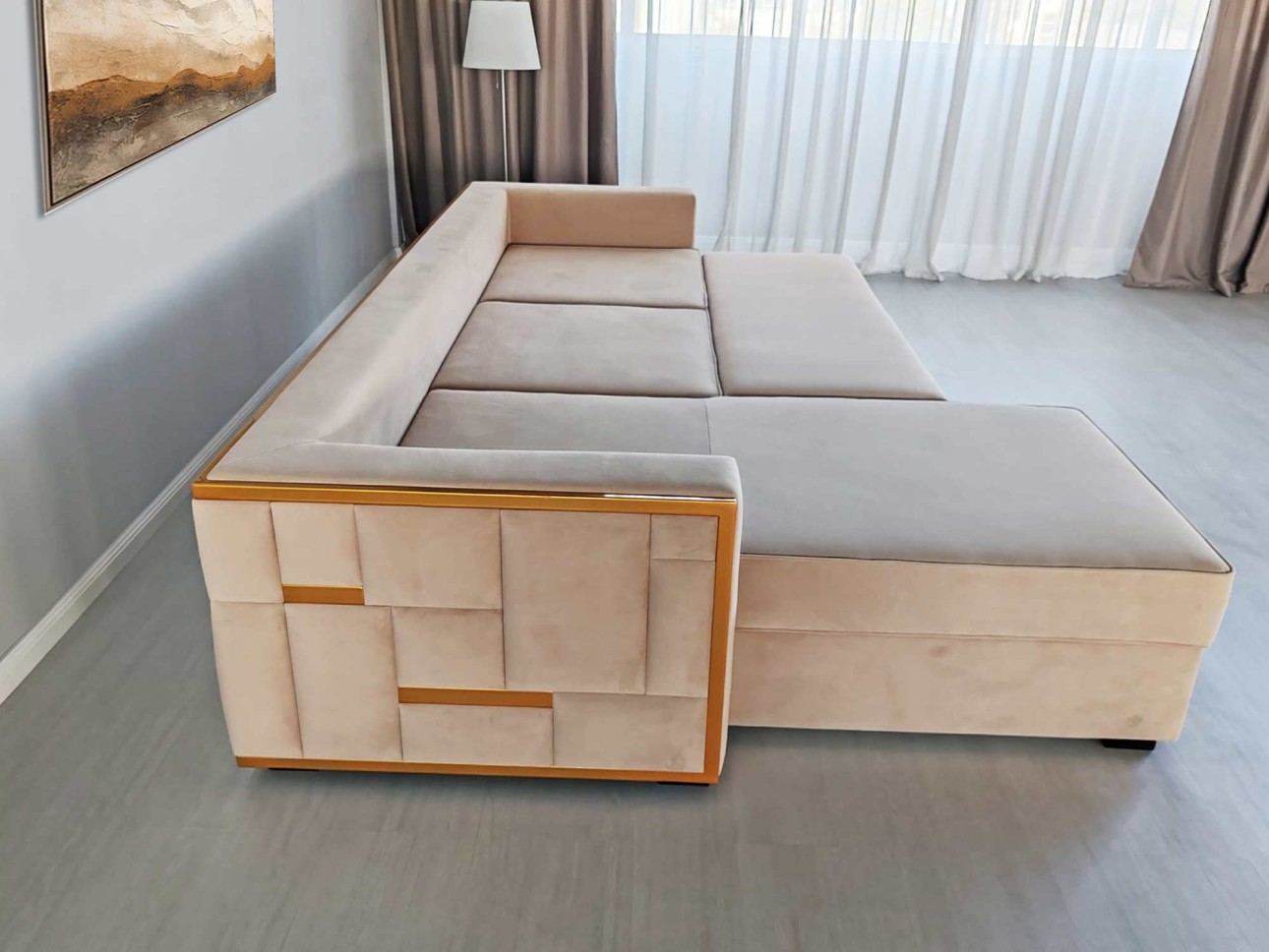 Eleganță Pariziană – Canapeaua "Golden Touch"