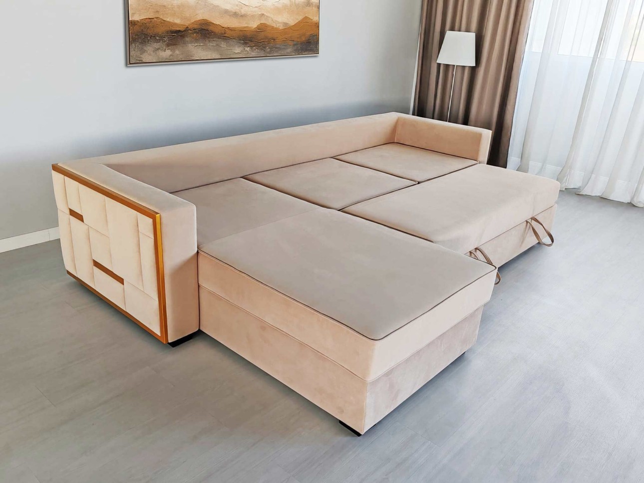 Eleganță Pariziană – Canapeaua "Golden Touch"