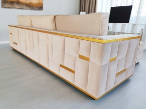 Eleganță Pariziană – Canapeaua "Golden Touch"