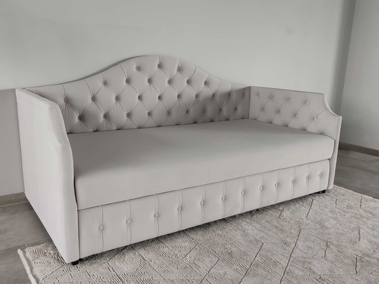 Design Moldovenesc, Rafinament Francez – Divanul "Mademoiselle"