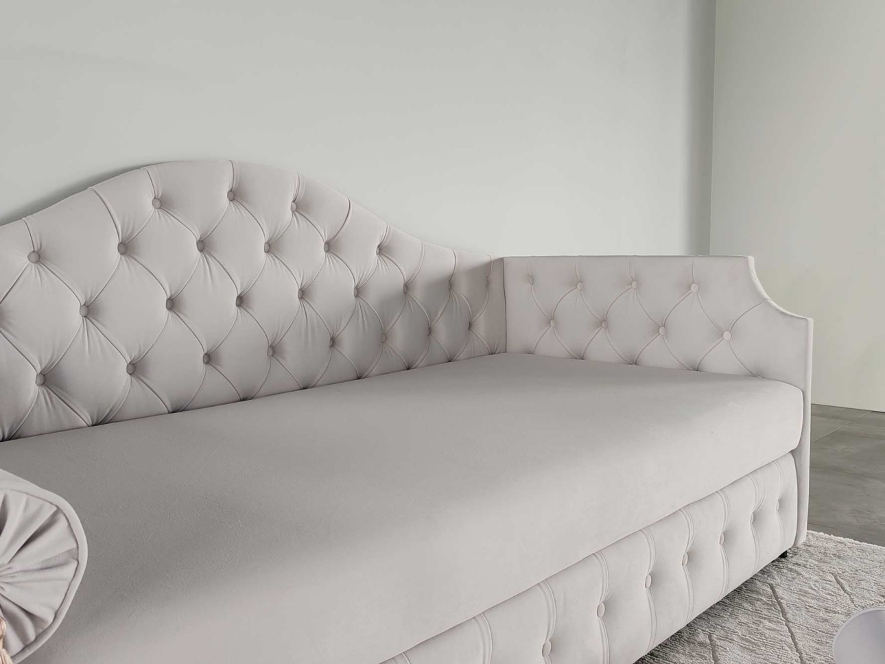 Design Moldovenesc, Rafinament Francez – Divanul "Mademoiselle"