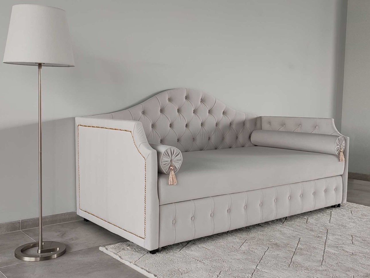 Design Moldovenesc, Rafinament Francez – Divanul "Mademoiselle"