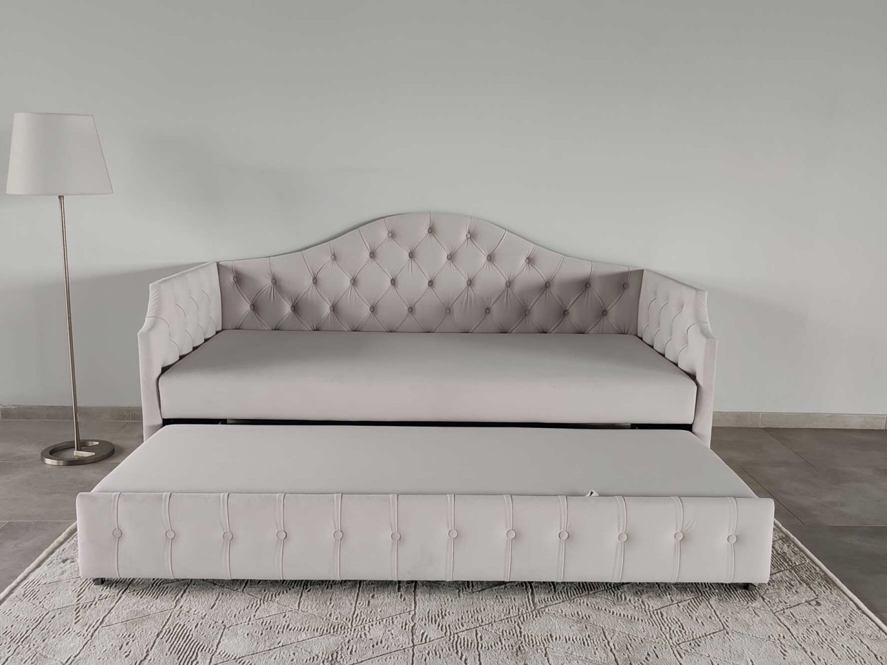 Design Moldovenesc, Rafinament Francez – Divanul "Mademoiselle"