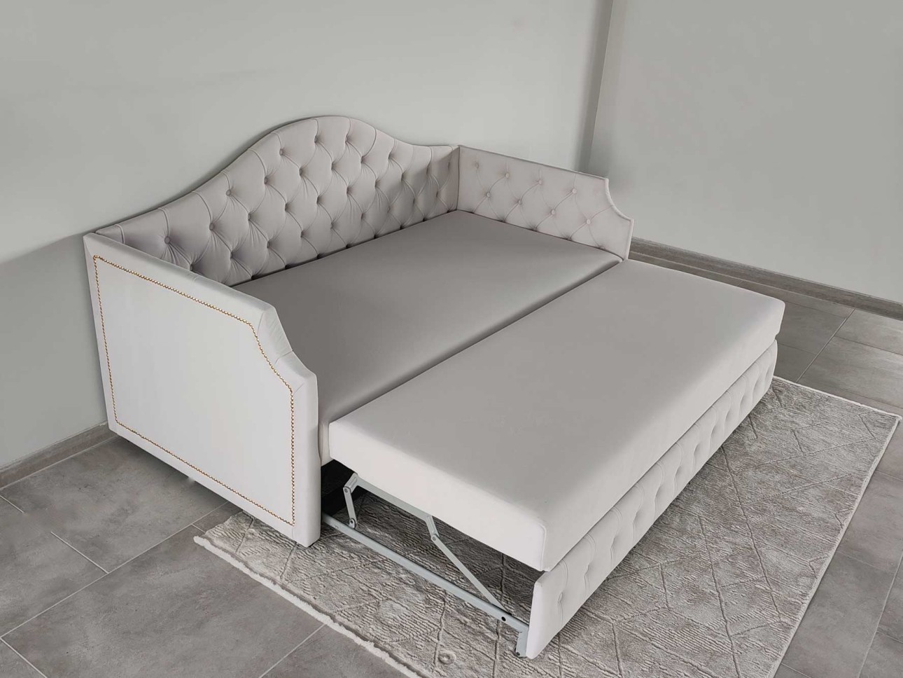 Design Moldovenesc, Rafinament Francez – Divanul "Mademoiselle"