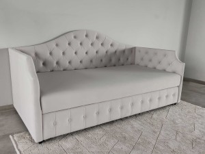 Design Moldovenesc, Rafinament Francez – Divanul "Mademoiselle"