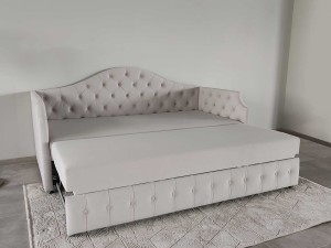 Design Moldovenesc, Rafinament Francez – Divanul "Mademoiselle"