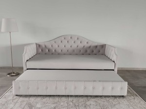 Design Moldovenesc, Rafinament Francez – Divanul "Mademoiselle"