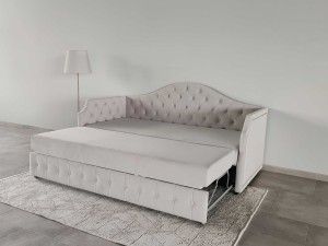 Design Moldovenesc, Rafinament Francez – Divanul "Mademoiselle"