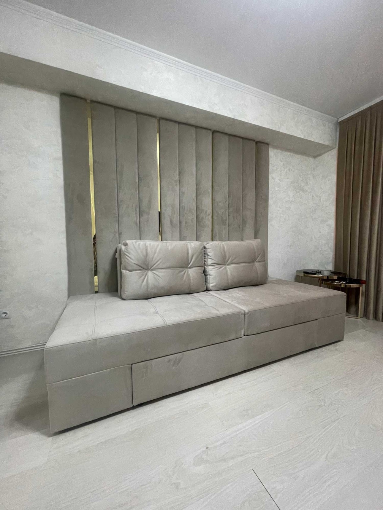 Canapea MADRID personalizată cu Panou Decorativ "Wall-to-Ceiling