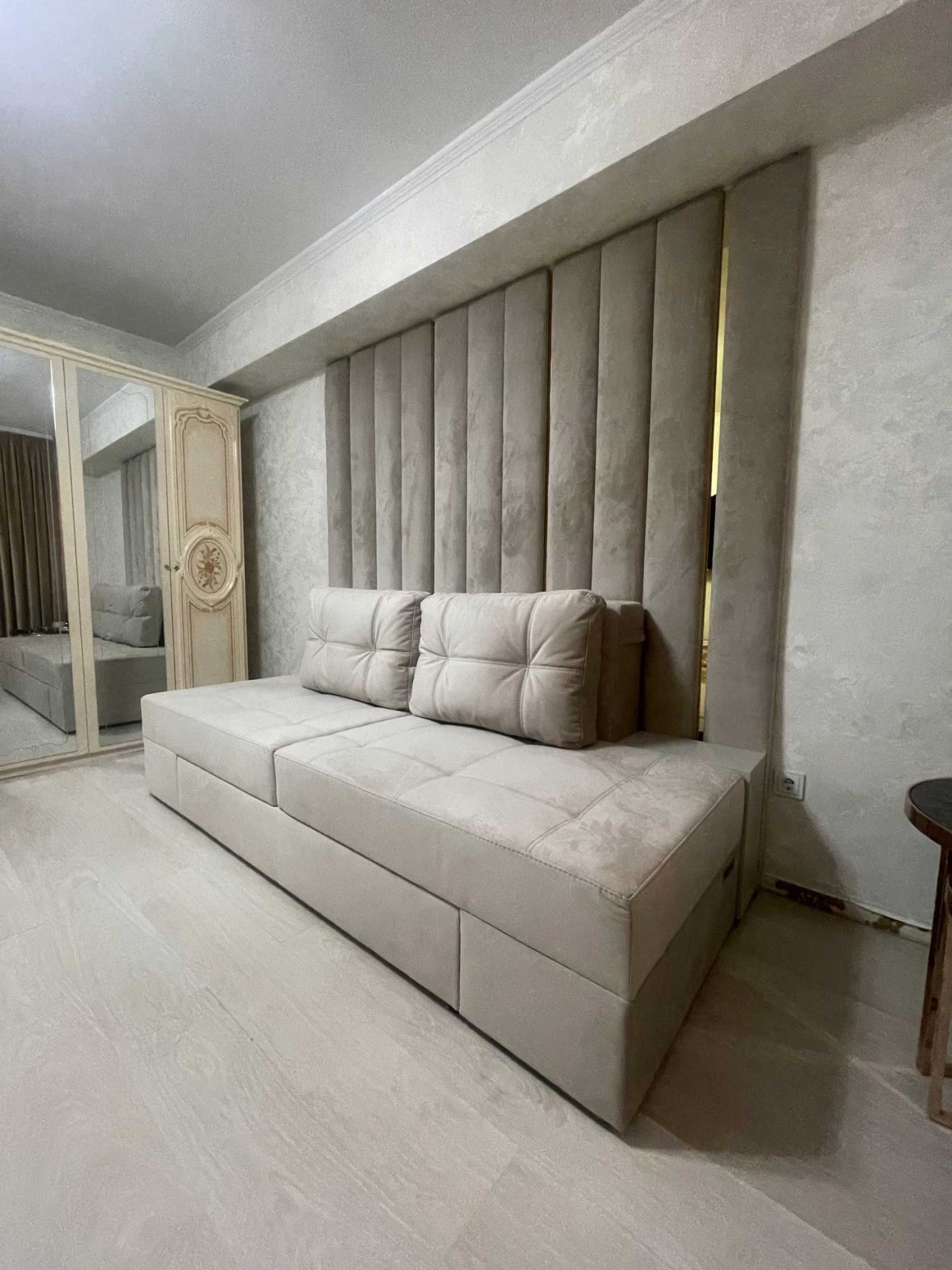 Canapea MADRID personalizată cu Panou Decorativ "Wall-to-Ceiling