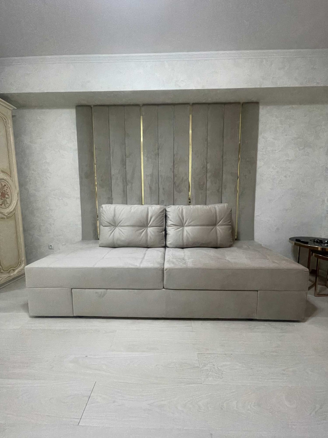 Canapea MADRID personalizată cu Panou Decorativ "Wall-to-Ceiling