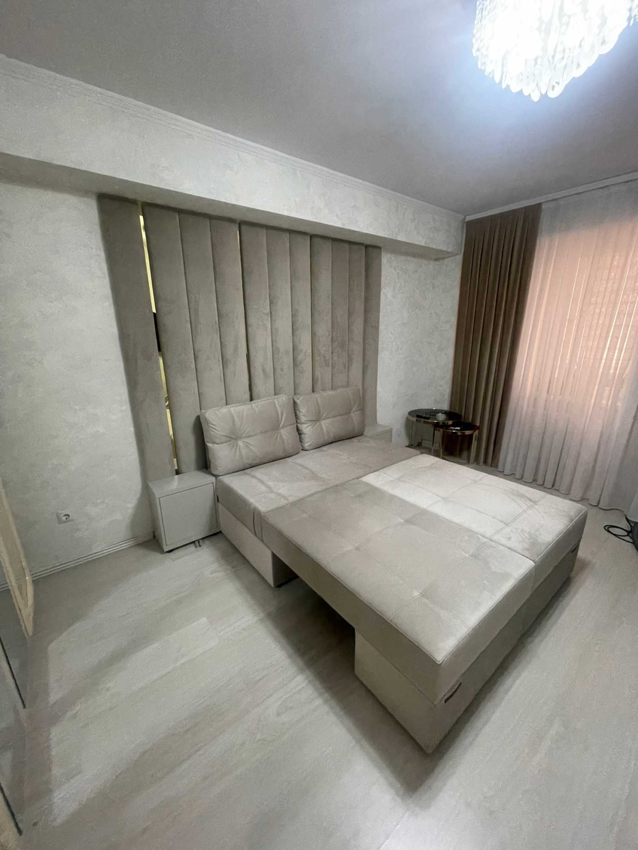 Canapea MADRID personalizată cu Panou Decorativ "Wall-to-Ceiling