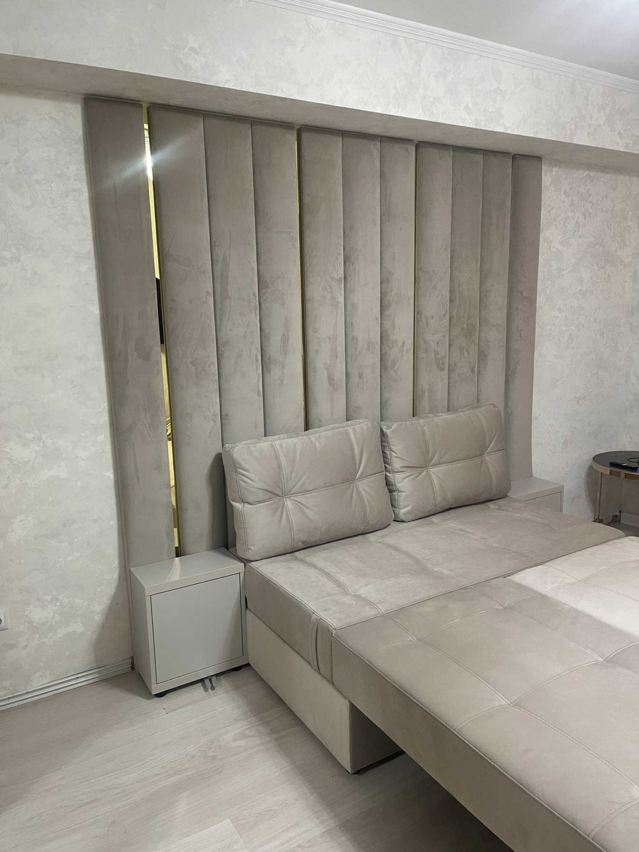 Canapea MADRID personalizată cu Panou Decorativ "Wall-to-Ceiling