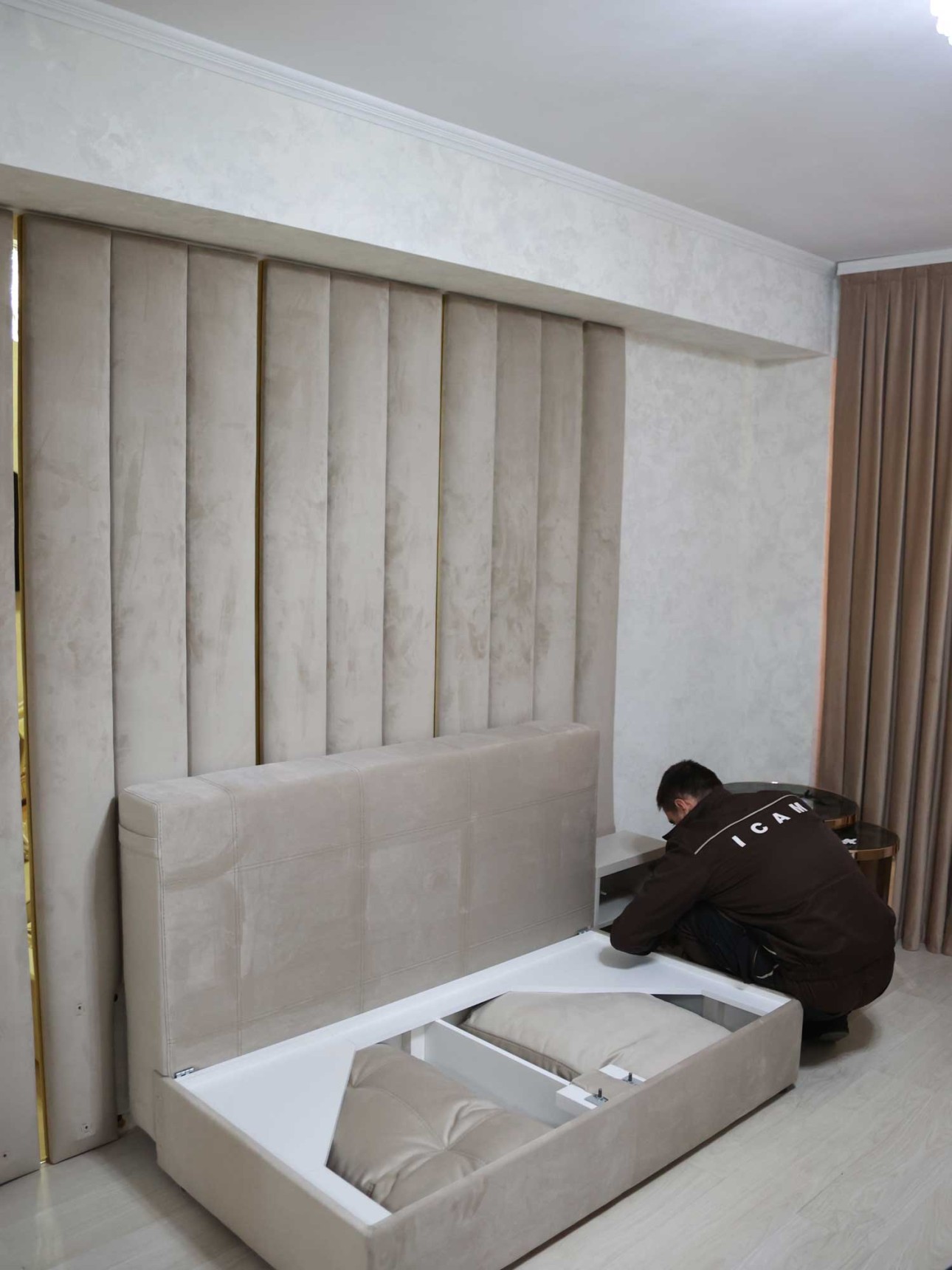 Canapea MADRID personalizată cu Panou Decorativ "Wall-to-Ceiling