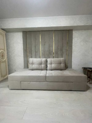 Canapea MADRID personalizată cu Panou Decorativ "Wall-to-Ceiling