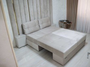 Canapea MADRID personalizată cu Panou Decorativ "Wall-to-Ceiling