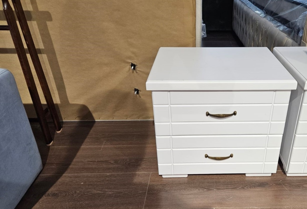 Noptiera Rich, culoarea albă