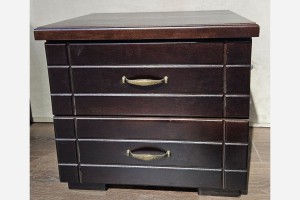 Noptiera Rich, culoarea nuc