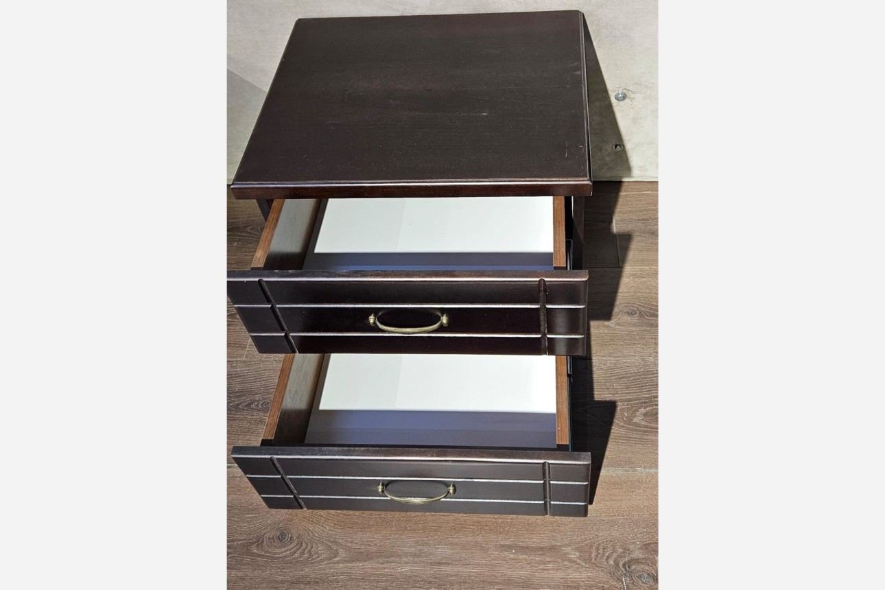 Noptiera Rich, culoarea nuc