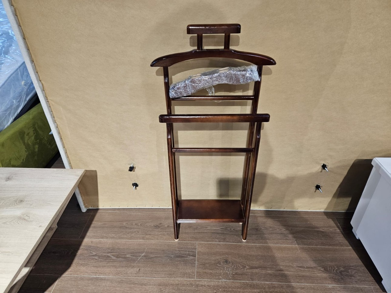 Suport haine dublu din lemn, culoare nuc